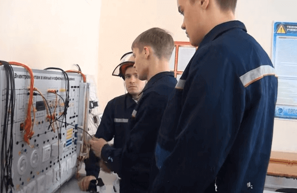 Удостоверение электромонтажника позволяет решать профессиональные задачи в соответствии с разрядом и группой допуска.